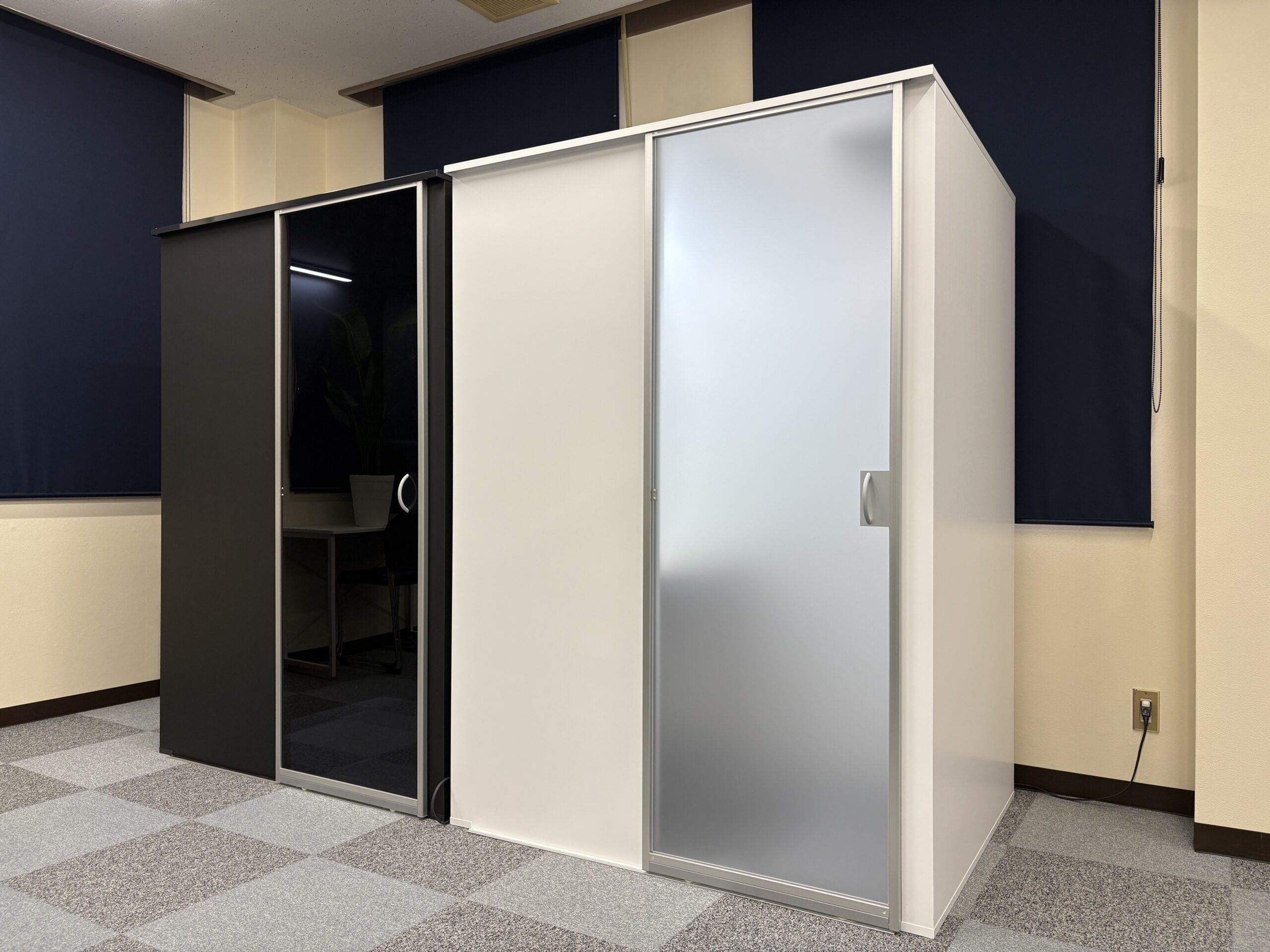 自宅やオフィスに設置できる最新版の防音ブース「おもいっきり集中空間 STD#01」（白・黒）
