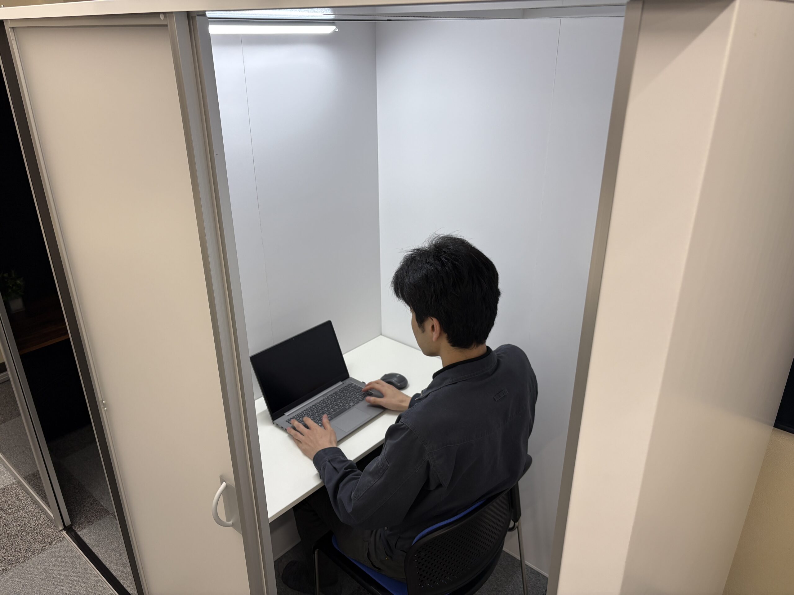 おもいっきり集中空間の内部で作業をしている利用シーン